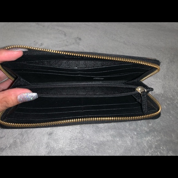 Used Michael Kors Wallet - Picture 4 of 4